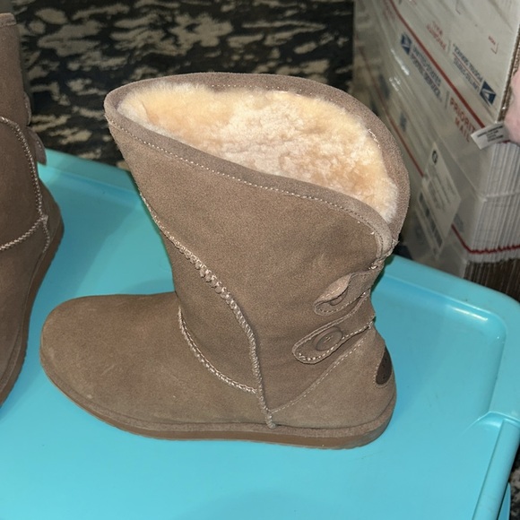 New Emu Australia Boots with back button decor - Picture 3 of 13